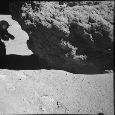 AS 16-106-17413 - Boulder and Astronaut
EccoVi un'immagine che è di grande aiuto per stabilire un minimo di proporzioni fra le dimensioni del macigno che Vi abbiamo già mostrato nel frame 17412 ed un Astronauta. 
Visto da lontano e senza elementi di raffronto questi "boulders" non sembrano grandissimi, e invece...
Parole chiave: Moon rocks, sand and debris