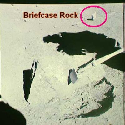 AS 16-107-17579 - "Briefcase Rock"
Vista di profilo, la roccia cerchiata dal Dr Barca sembra avere le fattezze di una valigetta 24-ore dalla forma un pò..."futuristica". Un vero peccato che la NASA non abbia mai speso una parola per commentare questi rilievi Lunari così (a dir poco!) bizzarri...
Parole chiave: Lunar Surface - Extremely Unusual Surface Feature