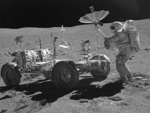 AS 16-108-17670 - John Young aligns the High-Gain antenna
nessun commento
Parole chiave: Lunar Rover and Astronaut