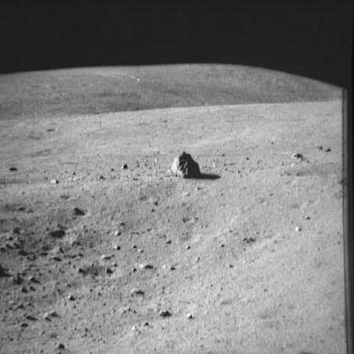 AS 16-108-17676 - Boulder on the way
L'interesse per i macigni isolati sulla superficie Lunare è sempre stato decisamente avvolgente: durante le "passeggiate" con il Lunar Rover, infatti, un buon motivo per interrompere la marcia, fermarsi e fare qualche rilievo era costituito - molto spesso - dall'incontro con uno o più "boulders". Come in questo caso: il macigno che è stato avvistato è ancora distante, ma verrà presto raggiunto e studiato...
Parole chiave: Moon rocks, sand and debris