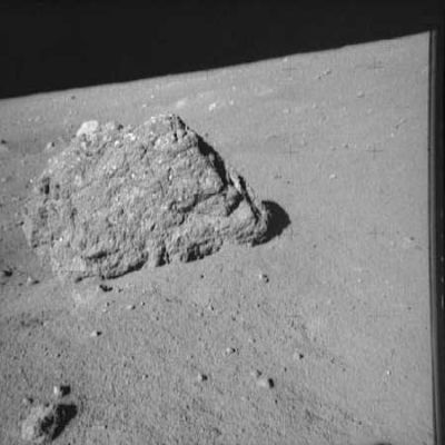 AS 16-108-17691 - Here's the boulder
...ed infatti, eccone un'immagine ravvicinata con gli Astronauti che (supponiamo) si stiano preparando per lavorare intorno al macigno che avevamo visto nel frame precedente e che, come potete intuire da questa immagine, non è affatto piccolo. 
Sappiamo che molti frammenti di questi boulders sono stati portati sulla Terra e sottoposti ad analisi accurate ma, purtroppo, i risultati di queste analisi non sono a disposizione del pubblico o, laddove siano effettivamente resi disponibili, risultano (almeno per noi) di difficilissima comprensione.
Parole chiave: Moon rocks, sand and debris