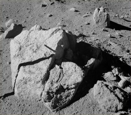 AS 16-108-17698 - "Boulders Complex" at Station 8
nessun commento
Parole chiave: Lunar features - Boulders