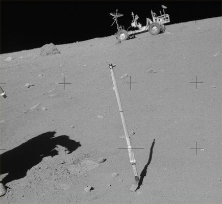 AS 16-108-17702 - Lunar Rover on the edge (Station 8)
Una fotografia che ci aiuta a capire, ancora una volta, come l'angolo di ripresa sia fondamentale per cogliere la profondità del paesaggio. Ricordate le immagini Apollo 11 in cui l'orizzonte posto alle spalle del LM appariva "tagliato" (si tratta di frames che fecero, più di altri, fiorire le teorie sul Moon Hoax)? Ebbene, con l'aiuto dell'Istituto di Scienze Planetarie e con le Mappe dell'USGS riuscimmo a ricostruire la morfologia del suolo lunare in zona "Tranquillity Base" e, alla fine, fu chiaro che l'orizzonte in oggetto sembrava oltremodo "corto" perchè le riprese erano state effettuate dall'interno di un piccolo cratere (un punto basso) ed il LM stesso era posizionato sul ciglio di un dosso (un punto alto), con terreno rapidamente declinante alle sue spalle.
In questo frame c'è un'identica situazione: l'Astronauta che scatta si trova in una piccola depressione mentre il LR è sul ciglio di una collinetta con alle spalle una ripida discesa. Risultato visivo? L'orizzonte è corto, ma la foto è autentica!
Parole chiave: Lunar Rover