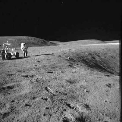 AS 16-109-17789 - Lunar Rover near Plum Crater (1)
Sosta del Lunar Rover accanto ad un cratere di cospicue dimensioni (Plum Crater). In alto, quasi a ridosso del margine superiore della fotografia, si può vedere distintamente uno Star-like Object.
Parole chiave: Moon rocks, sand and debris