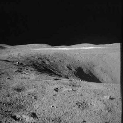 AS 16-109-17790 - Lunar Rover near Plum Crater (2)
Ripresa ravvicinata di Plum Crater, accanto al quale il Lunar Rover ha deciso di parcheggiare: i bordi sono smussati e la sua apparenza sembra dirci che si tratta di un cratere abbastanza profondo ed antico.
Parole chiave: Moon rocks, sand and debris