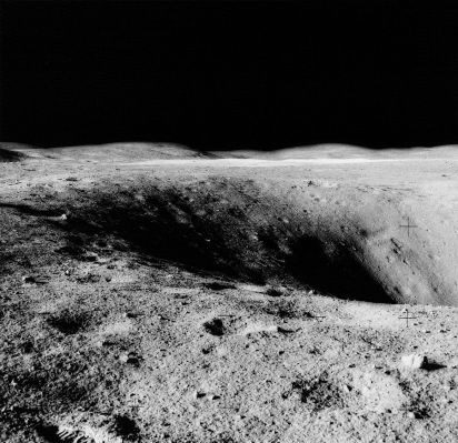 AS 16-109-17790 (HD) - Lunar Rover near Plum Crater (3)
This frame from Charlie Duke's first Station 1 pan shows the east wall of Plum Crater and, in the distance, the white ejecta of South Ray Crater. At high-resolution, the images shows details of the South Ray rim profile. 
Parole chiave: Moon Panorama