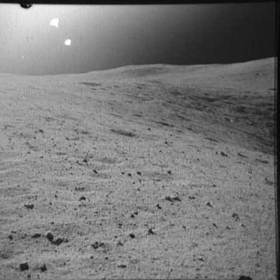 AS 16-109-17821 - Spook Crater (1)
Vi offriamo ora un panorama completo di Spook Crater (chissà poi perchè questo nome...). 
Questa sequenza - 5 frames - Vi permetterà di osservare le caratteristiche di questo cratere Lunare in rapporto alle caratteristiche di crateri similari visti e ripresi su Marte dalle Sonde Spirit ed Opportunity. 
Qualcuno potrebbe dire che "un cratere è un cratere", sulla Luna, su Marte o su Ariel. 
Noi ci permettiamo di dire che un tale assunto è falso: i crateri sono molto diversi - ovviamente - in ragione delle caratteristiche del corpo celeste su cui si formano. In altra sede ne parleremo in maniera più ampia e diffusa; per ora Vi invitiamo a guardare questo cratere Lunare ed a confrontarlo con quelli presenti su Marte e sulle sue lune e poi anche, se volete, con quelli che si vedono su Mercurio o sulle lune di Giove, Saturno, Urano e Nettuno. 
Sono tutti DIVERSI! 
Simili, (si tratta pur sempre di crateri...), ma profondamente diversi. E se non ci credete, guardate Voi stessi!
Parole chiave: Moon rocks, sand and debris