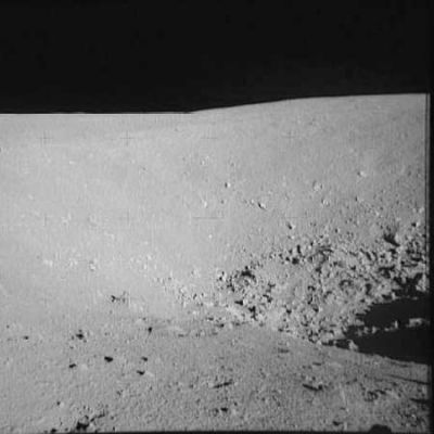 AS 16-109-17831 - Inside Buster Crater (1)
Non sappiamo se questa immagine ravvicinata (al pari della seguente) si riferisca al medesimo cratere di cui Vi abbiamo già offerto una panoramica completa oppure no. Ad occhio diremmo di no (ed infatti questo è il cratere "Buster") ma, in ogni caso - e qualora si trattasse effettivamente di un cratere diverso - non sbaglieremmo dicendo che esso dovrebbe trovarsi accanto a quello mostratoVi in precedenza (conclusione agevole poichè tutto questo gruppo di fotografie si riferisce alla medesima "Stazione", ossìa l'Area Unitaria della Luna la quale costituisce, di volta in volta, oggetto specifico di investigazione da parte degli Astronauti).
Parole chiave: Moon rocks, sand and debris