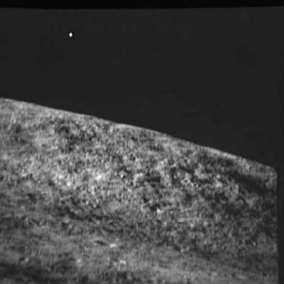 AS 16-112-18218 - What is that "bright thing"?
Una sfera bianca/argentea si libra ad un'altezza imprecisabile, ma (almeno apparentemente) in prossimità di un terrapieno o di una collinetta. E' forse un riflesso? Siamo in attesa di ricevere il frame originale uncompressed. Per ora possiamo dire che si tratta di qualcosa di realmente strano e di MOLTO luminoso. Qualora non si trattasse di uno dei difetti tipici dell'immagine derivanti dalla ipercompressione dei files associati (con cosiddetta creazione, sul positivo, di "artifacts"), possiamo subito dire "che cosa - quella luce - non è". Non è certo - almeno a nostro parere - la luce di una stella. 
Parole chiave: Controversial