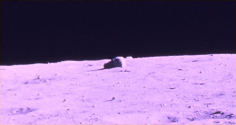 AS 16-113-18317 - An "igloo-like" stone (ORIGINAL - HD - Detail Mgnf)
Aggiornamento: abbiamo ricevuto, in data 25.11.2004, la versione originale uncompressed del frame AS 16 113-18317 ed abbiamo "scoperto" che la roccia "a cupola" NON E' affatto a forma di cupola (si tratta di un boulder di forma vagamente ovoidale, simile ai geodi terrestri). Dunque, ancora una volta, abbiamo posto rimedio ad un nostro errore interpretativo causato (anche) dalla eccessiva compressione del frame che avevamo estrapolato dall'Apollo Space Catalog e da un curioso gioco di ombre. Un auspicio: che questo nuovo errore (per fortuna corretto!) possa servire di lezione a noi ed agli altri Ricercatori che ci leggono. RicordateVi: senza le versioni originali uncompressed dei frames si è SEMPRE a rischio di prendere lucciole per lanterne (e di fare tristi figure...)!
Parole chiave: Moon Panorama