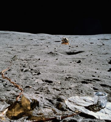 AS 16-113-18359 - Cables, Mortar-Pack and LM in the distance
Un frame di grande spettacolarità il quale ci mostra dettagli molto suggestivi sia degli equipaggiamenti di cui l'Apollo 16 era dotato (e che vanno dal cavo che viene srotolato sulla superficie Lunare, alla 'coperta' argentea sulla quale poggia il Mortar-Pack), sia della superficie della Luna (tra cui emerge il piccolo cratere posto ad una trentina - o forse più - di metri dall'Astronauta che ha effettuato la ripresa e la depressione al cui interno il LM si è dolcemente adagiato e che lo fa apparire, da questo angolo visuale, come "infossato").
Parole chiave: Lunar equipment, tools and materials + LM