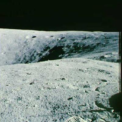 AS 16-114-18419 - Moonscape with craters (2)
Due annotazioni, per questo secondo frame della serie: la prima riguarda una certa somiglianza fra questo cratere (e le relative istatanee) ed il cratere Surveyor, ripreso innumerevoli volte dall'equipaggio dell'Apollo 12; la seconda (più intrigante...) attiene un piccolo (ma importante) dettaglio: se guardate attentamente il margine superiore del cratere, alla Vostra Dx, quasi a ridosso dell'orizzonte, noterete il medesimo difetto che avevamo riscontrato nel frame as 16-111-18036: c'è un "taglio" netto dell'immagine. Forse è proprio un difetto causato da quello che uno dei Curatori dell'Apollo Space Catalog chiama "heavy processing". O forse è qualcosa di completamente diverso e di cui noi (e magari anche lui) ignoriamo completamente.
Parole chiave: Moon Panoramas - Controversial