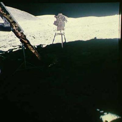 AS 16-114-18435 - Moonscape, LM and shadow
Ancora il "solito" difetto (apparente taglio immagine) che abbiamo incontrato in altri frames. Qui si vede molto chiaramente che la "zampa" dorata del LM, nella sua porzione superiore (a Sn in alto) è come priva di una sua piccola parte. 
Ci è sembrato importante offrirVi più frames che contenessero il medesimo difetto, in maniera tale che Vi fosse possibile operare delle valutazioni sulla base di svariati esempi. Certo, il fatto che si tratti di un "difetto" ripetitivo depone a favore della "buona fede" della NASA, ma comunque non esclude in maniera assoluta la possibilità che, almeno in certi casi, possa essere intervenuta l'opera volontaria di qualcuno per "tagliare" dei dettagli (per così dire...) "sconvenienti".
Gli elementi sono questi: ora ognuno di noi può fare le proprie valutazioni e cercare la "propria verità".
Parole chiave: Postcards from the Moon