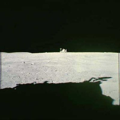 AS 16-115-18559 - The Lunar Rover in the distance
Una "Cartolina dalla Luna": il Lunar Rover in lontananza e l'ombra del LM che crea un incredibile contrasto con il grigio brillante della superficie della Luna.
Parole chiave: Postcards from the Moon