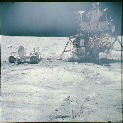 AS 16-116-18578 - Lunar Module and Lunar Rover
Un'immagine non bellissima - in termini di qualità intrinseca - ma comunque molto valida ed utile a spiegarci, mediante una "messa a confronto diretta", il rapporto dimensionale esistente fra Lunar Module (LM) e Lunar Rover (LR).
Parole chiave: LM and LR