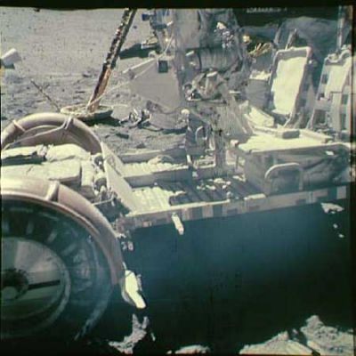 AS 16-116-18709 - Lunar Rover: detail
Dettaglio ravvicinato del Lunar Rover. Una domanda impertinente ci sentiamo di porla a Voi Lettori: a Vostro modo di vedere i sedili su cui si siedono gli Astronauti, dopo aver lasciato il Rover al Sole per qualche ora, che temperatura avranno raggiunto? 
La domanda - sicuramente impertinente - non è stupida: pensate ai sedili delle auto lasciate al Sole in Estate, qui, sulla Terra, e poi pensate ai sedili del Lunar Rover, lasciato al Sole ad "arrostire" letteralmente, per alcune ore. E, nel fare le Vostre riflessioni, tenete in mente questo dato: temperatura media della superficie Lunare durante il giorno: 107° C!
Parole chiave: LR