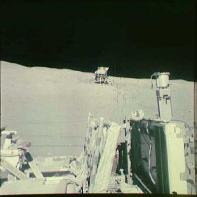 AS 16-116-18716 - Lunar Rover and Lunar Module, in the distance
Una "postcard from the Moon": una bella foto ma nulla di più.
Parole chiave: LM and LR