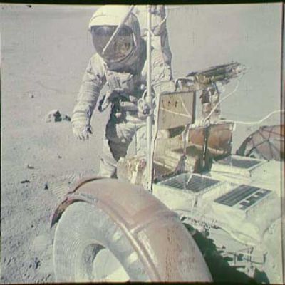 AS 16-116-18718 - Astronaut and Lunar Rover
Suggestiva inquadratura - sebbene ampiamente sovraesposta - di un Astronauta (Duke?!?) che si sta avvicinando al Lunar Rover. Si può notare, nonostante la sovraesposizione, ma con sufficiente chiarezza, il grande quantitativo di polvere che ricopre il Lunar Rover.
Parole chiave: LR