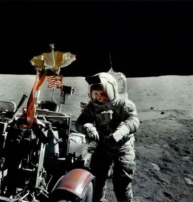 AS 16-117-18852 - Lunar Technology
Questo frame, sebbene molto bello, non è nulla di più di una "Postcard from the Moon" (con ciò intendendosi un'immagine suggestiva, si, ma senza particolari contenuti e/o pretese storiche e scientifiche). 
L'abbiamo comunque scelta ed inserita nella Collezione perchè, come la NASA stessa ha spiegato, questo frame era, in origine, quasi del tutto inutilizzabile poichè vecchio e danneggiato (sunstruck, come potete vedere nella versione non restaurata che segue). 
Poi, grazie ad una faticosa e meticolosa (?) opera di restauro, è stato possibile renderlo guardabile.

Ora, noi non sappiamo se il restauro di cui parla la NASA si sia risolto nel semplice togliere la "spennellata" arancione causata dal getto di luce che la pellicola prese allorchè venne estratta dalla fotocamera o se sono state effettuate elaborazioni migliorative ulteriori, ma quello che Vi possiamo dire, onestamente, è che non vediamo proprio una grossa differenza fra questo "capolavoro di restauro" e la versione del frame sunstruck che segue.
Parole chiave: Postcard from the Moon