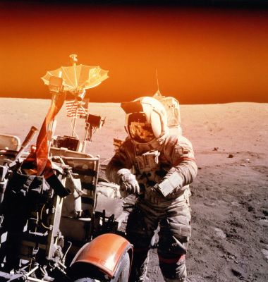 AS 16-117-18852 - Sun-struck
The first of two pictures Charlie took to show how dirty John's suit has become. John is working at the LMP seat. Note the bright, rectangular pattern on the high-gain antenna. The pattern is sunlight reflected by the mirrored tiles on the top of the TV camera.
Parole chiave: Postcards from the Moon