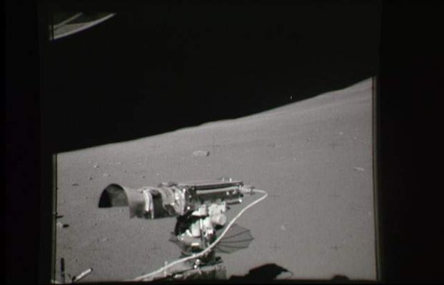 AS 16-108-17601 - Star-like object over the Lunar Rover
Durante la "passeggiata motorizzata", a bordo del LR, sono state scattate numerose fotografie del paesaggio e del Cielo Lunare. In questa, particolarmente, possiamo vedere, sulla Dx del frame, uno star-like object bassissimo sull'orizzonte e dalla forma - leggermente allungata - che ci lascia supporre il suo essere in movimento. Grazie alla disponibilità della RAI, Divisione RAI-Teche, Lunar Explorer Italia è entrata in possesso di un lungo filmato, relativo alla passeggiata effettuata a bordo del Lunar Rover.
Parole chiave: The Lunar Rover