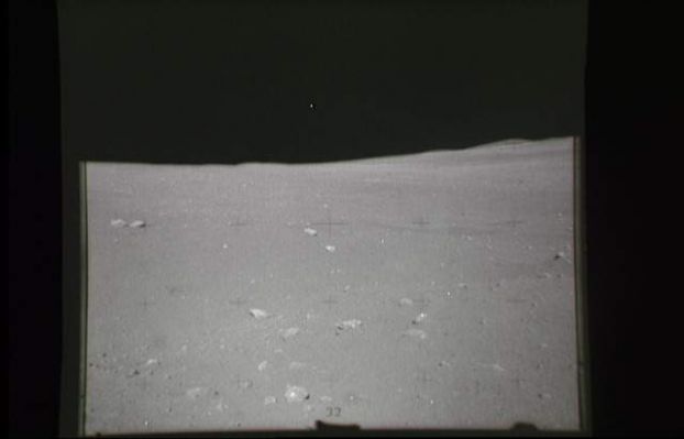 AS 16-108-17606 - Star-like object over the Lunar Horizon (1)
In questo filmato, da noi accuratamente analizzato, si possono vedere, in più di una circostanza, degli oggetti puntiformi luminosi che passano sopra il LR ad enorme velocità per poi sparire all'orizzonte dapprima cabrando e quindi compiendo una manovra che, vista più volte a velocità rallentata, risulta a dir poco sbalorditiva e, comunque, sicuramente impossibile anche per i nostri velivoli convenzionali attuali (almeno per quello che ne sappiamo...).
Parole chiave: Controversial - Possible Orbital Anomaly