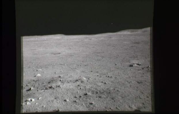 AS 16-108-17611 - Star-like object over the Lunar Horizon (2)
In questi ultimi frames che Vi proponiamo abbiamo individuato alcuni dei soliti "star-like objects" che hanno caratterizzato tantissime immagini, a colori ed in b/n, delle Missioni Apollo. Alcune volte, ne siamo convinti, si è sicuramente trattato di difetti della pellicola (originari o causati dall'invecchiamento), ma in tante altre circostanze, come dimostrano alcuni dei frames NASA originali ed uncompressed che Vi proponiamo in apposita Sezione, si è trattato effettivamente di "oggetti reali".
Parole chiave: Controversial - Possible Orbital Anomaly