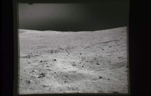 AS 16-108-17615 - Star-like object over the Lunar Horizon (3)
Il problema degli star-like objects, a questo punto (e nel silenzio quasi assoluto delle fonti maggiormente accreditate per fornire delle risposte coerenti e credibili), è quello di capire - dato e premesso che detti star-like objects, non sempre ma in molti casi, erano degli oggetti reali - che cosa essi fossero. 
Le ipotesi sono tante e, come sempre, Vi invitiamo a valutarle con serenità e senza idee preconcette e poi ad esprimere una opinione coerente con i dati disponibili.
Parole chiave: Controversial - Possible Orbital Anomaly