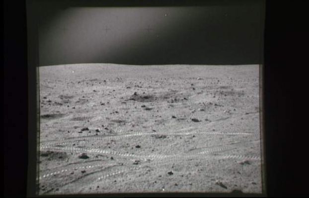 AS 16-108-17619 - Star-like objects over the Lunar Horizon (4)
Noi siamo convinti che, anche durante i tre giorni sulla Luna di Apollo 16, sia successo qualcosa di incredibile e, molto probabilmente, di inspiegabile.
Ma si tratta pur sempre di eventi che resteranno incredibili ed inspiegabili solo se, per tentare di comprenderli e risolverli, continueremo ad impiegare la nostra Logica (razionale) e la nostra Scienza (convenzionale). Forse occorrerebbe qualcosa di più.
Ma cosa?...
Parole chiave: Controversial - Possible Orbital Anomaly