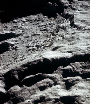 AS 16-120-19265 (HR) - King Crater (1)
Che cosa c'è all'interno di questo spettacolare cratere che, in questo primo frame, inizia appena a mostrarci le sue caratteristiche ed i suoi rilievi interni, stupendamente esaltati nelle loro forme dal magnifico contrasto luce-ombra? 
Provate a guardare il prossimo frame e quindi il nuovo ed estremamente intrigante detail mgnf (propostoci, ancora una volta, dall'ottimo Fabio Italiano)...

Per Vostra opportuna informazione, questo frame è stato ottenuto da un'altezza di circa 98 Km rispetto al Datum e le coordinate del luogo ripreso recitano: 

Latitudine: 6,40° Nord
Longitudine: 121,70 Est
Parole chiave: The Moon from orbit - Craters (King)