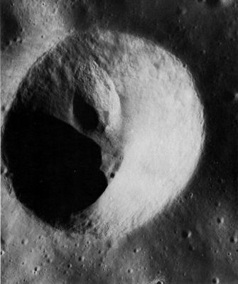 AS 16-4559 - Kant "P" Crater and its "inner" crater
Kant "P" is a medium-sized crater located in the central highlands on the Moon's Near-Side. About 5,5 Km in diameter, its overall shape is not in the least unusual. However, the younger, small pear-shaped crater on Kant "P"'s North wall is an excellent example of the controlling effect that topographic relief plays on the shape of an impact crater. Because the small crater was formed on a steeply sloping surface, its ejecta was deposited chiefly downslope and formed a broad rim. The original rim and wall on the upslope side have been obliterated by slumping. 
The slumping has left a landslide scar and has caused talus and scree to be deposited in the lower part of the crater.
Parole chiave: The Moon from orbit - Craters - Kant "P"