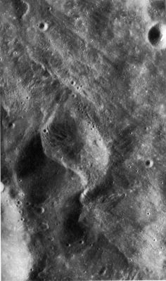 AS 16-5006 - Details of King Crater (1)
Here is an enlarged vertical view of more flow lobes inside King Crater. Fine lineations radial to King are prominent in the ejecta blanket behind (South-East of) the lobate fronts. The term "deceleration lobe" has been applied because the lobes occur only where the ejecta slowed down and came to rest on slopes that face toward King. They resemble terrestrial rock avalanche deposits that came to rest after climbing a small slope. Some lobes overlap each other outward like shingles. 
The sketch (2) shows what would probably be seen in a cutaway view. The arrow shows the direction of movement of the ejecta over the old landscape.
Parole chiave: The Moon from orbit - Craters - King