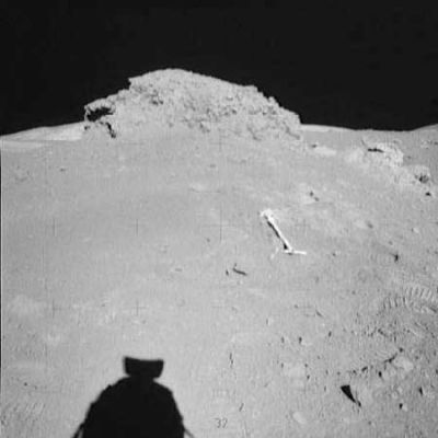 AS 17-133-20232 - Astronaut's shadow and a big boulder
Tra il 7 ed il 19 Dicembre 1972 nasce, si sviluppa e si esaurisce l'ultima "Manned Mission to the Moon" del Programma Apollo. Sono i giorni dell'Apollo 17, con gli astronauti Eugene A. Cernan (Comm.); Harrison H. Schmitt (LM Pilot) e Ronald E. Evans.
La Zona di allunaggio è conosciuta come Taurus-Littrow Highlands: durante le 75 ore di permanenza sulla Luna verranno effettuate 3 EVA, per un totale di oltre 22 ore di "passeggiate ed escursioni". 
Parole chiave: Postcards from the Moon