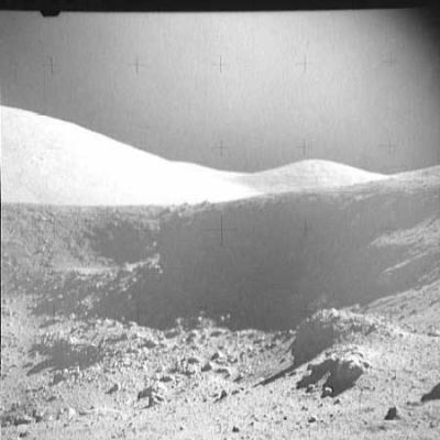 AS 17-133-20242 - Crater with outcrops (1)
La Missione Apollo 17 verrà ricordata dai posteri anche perchè, oltre a chiudere l'Apollo Programme, è la prima volta che uno Scienziato a tutti gli effetti (e non solo un "Esperto Multi-Disciplinare", quali erano - per necessità - tutti gli astronauti) viene mandato sulla Luna: è il Dr H.H. Schmitt, geologo, inizialmente indicato come LM Pilot dell'Apollo 18 ma poi, a seguito della cancellazione di quest'ultima Missione, si decise di assegnarlo comunque all'ultimo "Train to the Moon", alla luce del lavoro da lui svolto come back-up crew member (astronauta di riserva) durante le altre Missioni Apollo, nonchè alla luce delle sue specifiche competenze in capo geologico. 
La decisione, visti gli scopi fondamentali della Missione, si rivelò giusta.
Parole chiave: Moon outcrops