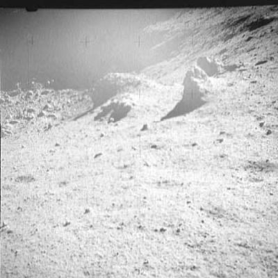 AS 17-133-20243 - Crater with outcrops (2)
Non era nostra intenzione offrirVi un gran numero di immagini relative alla Missione Apollo 17 (per oggettiva "carenza di anomalie") ma poi abbiamo pensato che fosse giusto - e non solo per dovere di "cronaca scientifica", ma anche per tributare un giusto omaggio all'Ultimo Apollo - offrirVi comunque una serie di (speriamo) suggestivi frames che Vi condurranno, assieme agli ultimi due Uomini che hanno passeggiato sul nostro Satellite, a fare quattro passi fra alcune delle "Montagne della Luna". 
Parole chiave: Moon outcrops