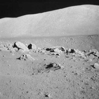 AS 17-133-20344 - Moonscape (1)
In questo frame e nel successivo, una veduta dei "dintorni" della zona di allunaggio: montagne apparentemente prive di asperità, distese sabbiose ed aree impervie, ricoperte di pietre e macigni (ejecta, probabilmente).
La Luna, insomma...
Parole chiave: Postcards from the Moon