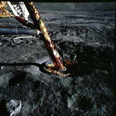 AS 17-134-20388 - A VERY clean "landing pad"
Dettaglio di una delle "zampe" del Lunar Module che, a giudicare da questa ripresa, sembra essere decisamente "affondata" nella soffice polvere Lunare (anche se non ci sentiremmo di scartare l'eventualità che il landing "pad" si sia posizionato - per caso, naturalmente - nel bel mezzo di un cratere di piccole dimensioni). Un'altra curiosità, poi, attiene la (ormai consueta) mancanza di "polvere da riporto" sulle gambe del LM e sul landing pad stesso. Guardate l'immagine con attenzione e verificate Voi stessi: la parte di LM che si vede, è pulitissima!
Parole chiave: LM