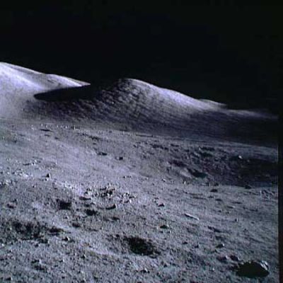 AS 17-134-20408 - Moonscape in real colors (1)
Due vedute, orientate sulla "scala dei grigi", delle Taurus-Littrow Highlands. Non ci sono particolari annotazioni da svolgere riguardo a queste 2 immagini le quali, a nostro parere, devono essere solo guardate ed apprezzate (fondamentalmente) per la loro intrinseca bellezza.
Parole chiave: Moonscapes