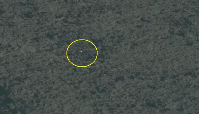 AS 17-134-20436 - Glass Sphere (detail mgnf)
Un intrigante dettaglio segnalato dal Dr Gianluigi Barca: che cosa stiamo guardando? Si potrebbe trattere di una sorta di "biglia di vetro": un qualcosa che sembra essere molto comune sulla Luna, sebbene solo in certe aree. In realtà dovrebbe trattarsi di folgorite, o qualcosa di simile: un minerale che si produce a causa di particolari eventi termici (eruzioni vulcaniche ed impatti, i.a.) e che possiamo scorgere (anche se la NASA è molto brava ad occultare...) sulle pareti di alcuni grandi crateri lunari. Attenzione: quando parliamo di "pareti", intendiamo che le INTERE PARETI di alcuni crateri sono vetrificate ed è proprio per questo che, se visti dall'alto (e cioè perpendicolarmente, come accade nei frames orbitali Apollo, CLEM etc.), questi rilievi producono una particolare illusione ottica (che chiamiamo "effetto bolla") la quale fa apparire convessi dei rilievi che in realtà sono concavi (e che il Prof. Hoagland - assieme ad altri - interpreta come "Remnants of Glass-like Artificial Lunar Structures".
Parole chiave: Lunar Surface - Controversial