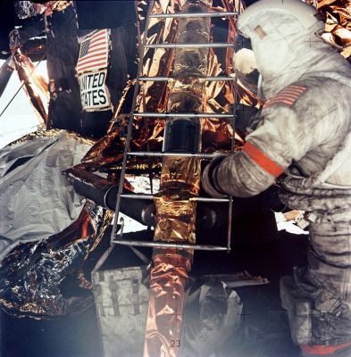 AS 17-134-20482 - At the Lunar Module
EVA-3 at the LM. Plaque picture.
Parole chiave: Postcards from the Moon