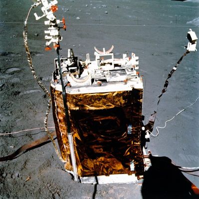 AS 17-134-20491 - The ALSEP and the LSG in the far background
Jack Schmitt ALSEP photo. 
Down-Sun of the Central Station with the s.c. "Lunar Surface Gravimeter" (LSG) in the background at the upper right. 
Note the red adjustment wheels on the antenna mast and the experiment attachment hardware on the top surface. 
The gold-colored foil curtain provides thermal protection. 
Parole chiave: Lunar equipment, tools and materials