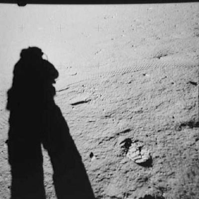 AS 17-136-20683 - Still shadows on the Moon
Un'immagine "classica" nella fotografia Lunare: un Astronauta che fotografa la propria ombra. Non sappiamo quale sia l'origine di questa "passione" per le fotografie della propria ombra (forse il suo particolare contrasto rispetto alla superficie Lunare o forse la ricerca, inconscia, di "profili umani" in un Mondo desolato), ma la verità è che questo specifico soggetto è stato ripreso, più volte, da tutti gli Astronauti in tutte le Missioni!
Parole chiave: Postcards from the Moon