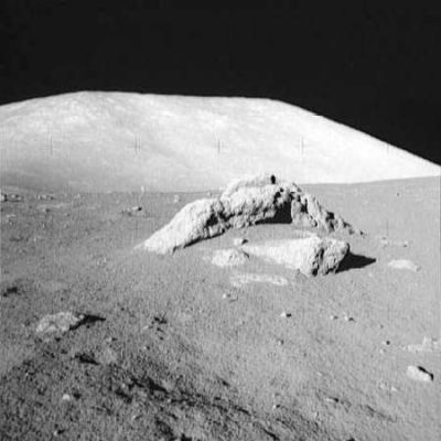 AS 17-136-20685 - Hills and Boulders: the "Fort"
Una formazione rocciosa che ci ricorda le rovine di un antico fortino. 
Nulla di artificiale, naturalmente: solo una curiosa disposizione di macigni.
Parole chiave: Postcards from the Moon