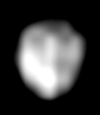 AS 17-136-20862 - Thinking about the "sphere"... (4) detail mgnf
...non rispecchierà - in buona sostanza e con un'elevata probabilità - la forma reale dell'oggetto ripreso. Può darsi che appaia una striscia, come può darsi che appaia una macchia confusa o una sorta di "blob". 
Un "blob" che, però, QUALORA l'oggetto ripreso fosse un oggetto REALE, dovrebbe mantenere - se non altro - le caratteristiche esteriori (e cioè il colore e la luminosità) dell'oggetto fotografato.
Se tutto questo è vero, allora che cosa possiamo dedurre (anzi: forse è meglio dire speculare...) dai vari detail mgnfs che il bravo OldGrey ci ha messo a disposizione? Deduciamo (e speculiamo) che questo oggetto (il quale verrebbe a qualificarsi come UFO, a tutti gli effetti) ha un'albedo decisamente alta; che la sua forma NON è esattamente sferica (anzi...) e che, molto probabilmente, esso non solo non si muove assecondando una linea retta, ma addirittura, muovendosi, "vibra" (o, forse, "varia la sua lucentezza" e magari "ruota" su se stesso).

Ma ora andiamo a vedere il frame in versione HR...
Parole chiave: Controversial frame - possible Anomaly