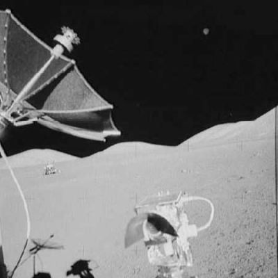 AS 17-136-20862 - A Sphere or a reflection?
Ecco un'immagine che può far discutere: c'è infatti qualcosa che "galleggia" nel vuoto e che assomiglia ad una di quelle stranissime "sfere" che abbiamo già incontrato nelle Missioni Apollo 11 (the "Red Sphere") e 13 (the "Silver Sphere"). Onestamente, l'immagine non è chiarissima e quindi non ci sentiamo di esprimere opinioni di valore assoluto (almeno per noi); dobbiamo tuttavia rimarcare che il volume di "coincidenze" (con ciò intendendosi le "apparizioni di oggetti anomali e tra di loro simili") occorse durante le Missioni Apollo è stato così elevato che il "pretendere" che si tratti - SEMPRE e COMUNQUE - di fenomeni naturali (ma quali?), o di difetti del film (allora tutte le pellicole erano difettose?) , o di riflessi strani (ma va?) o, comunque, di "errori interpretativi" da parte di chi guarda (???) ci sembra molto più sciocco ed ottuso del semplice ammettere che - forse - "è davvero successo qualcosa che va al di là delle nostre capacità esplicative". 
Parole chiave: Moon - Controversial