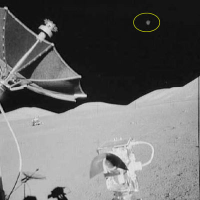 AS 17-136-20862 - Thinking about the "sphere"... (1)
Nella Cerchiatura Verde vedete una sorta di oggetto sferico il quale, di primo acchito, ci aveva fatto pensare ad una delle (consuete...) Sfere che si sono mostrate ed hanno accompagnato svariate Missioni Apollo (e che appaiono anche in almeno tre filmati originali NASA - Apollo 11, 13 e 16). L'analisi di questa possibile Anomalìa, però, l'avevamo (forse un pò troppo frettolosamente) abbandonata già da tempo, dopo aver ricevuto dal L&PI l'AS 17-136-20862 originale e non compresso. 
Oggi (AD 2 Gennaio 2006), dopo aver ricevuto dall'Amico Fabio Italiano (OldGrey) delle nuove elaborazioni (molto belle) ottenute sul frame compresso, abbiamo deciso di provare a ripensare a questa enigmatica immagine ed a quell'oggetto sferico - ma non proprio, come vedrete - che sembra levitare ad una certa distanza dal LR.

Questa, qualsiasi opinione abbiate al riguardo, è comunque una buona occasione per provare a porci ed a porVi, nel contempo, qualche nuova domanda la cui risposta, come ovvio, è tutt'altro che scontata...
Parole chiave: Controversial frame