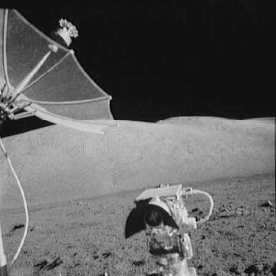 AS 17-136-20863 - The Sphere is gone...
Original caption del frame AS 17-136-20862:"LRV traverse from Station 1 to the SEP site. The LM is on the left, theY are still south of the SEP transmitter. Scan courtesy NASA Johnson".

In conclusione, la "pasta" di cui sono fatti molti Scienziati (anche di casa nostra...) gli impedisce - costituzionalmente - di fare una pubblica ammissione circa la loro incapacità di fornire spiegazioni relativamente ad alcuni fenomeni. Purtroppo la conoscenza, vera o presunta, fa - spesso - rima con l'arroganza del sapere.

Ed è (anche) per questo che Lunar Explorer è nata: perchè così come è vero che non si può sapere o pretendere di sapere tutto, è altresì vero che non si può ignorare tutto (e, quando occorre, negando l'evidenza).

Si tratta, ovviamente, di una querelle senza fine sulla quale ognuno ha il diritto di dire ciò che vuole. Le Vostre opinioni riguardo a questo specifico punto, saranno sempre benvenute!
Parole chiave: Postcards from the Moon