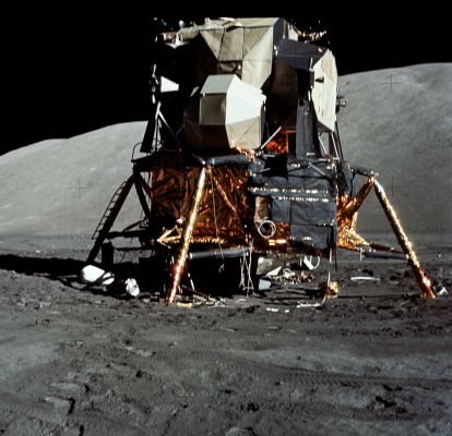 AS 17-137-20873 - The Lunar Module (HR)
Questo frame, anche se bellissimo, è indubitabilmente 'mosso'. Tuttavia, nonostante l'imperfezione, il fascino che esso evoca è comunque grande, come grande è la suggestione che deriva dal contrasto tra le fattezze di questa modestissima nave spaziale (il LM "Challenger") e l'imponente paesaggio che la circonda.
Parole chiave: LM