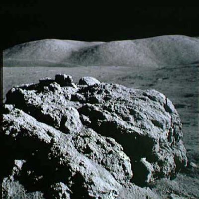 AS 17-137-20908 - Big boulder and Moonscape
Un grosso macigno, dalla forma e dalle fattezze davvero intriganti ed alcune colline (o montagne?) Lunari sullo sfondo.
Una splendida immagine.
Parole chiave: Moon Panoramas