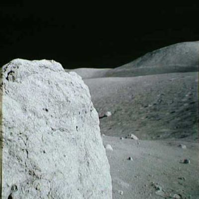 AS 17-137-20916 - Big boulder and Moonscape
Ancora uno scorcio davvero affascinante: le colline Lunari fanno capolino da dietro una roccia dalle notevoli dimensioni. 
Solo da guardare...
Parole chiave: Moon rocks, sand and debris